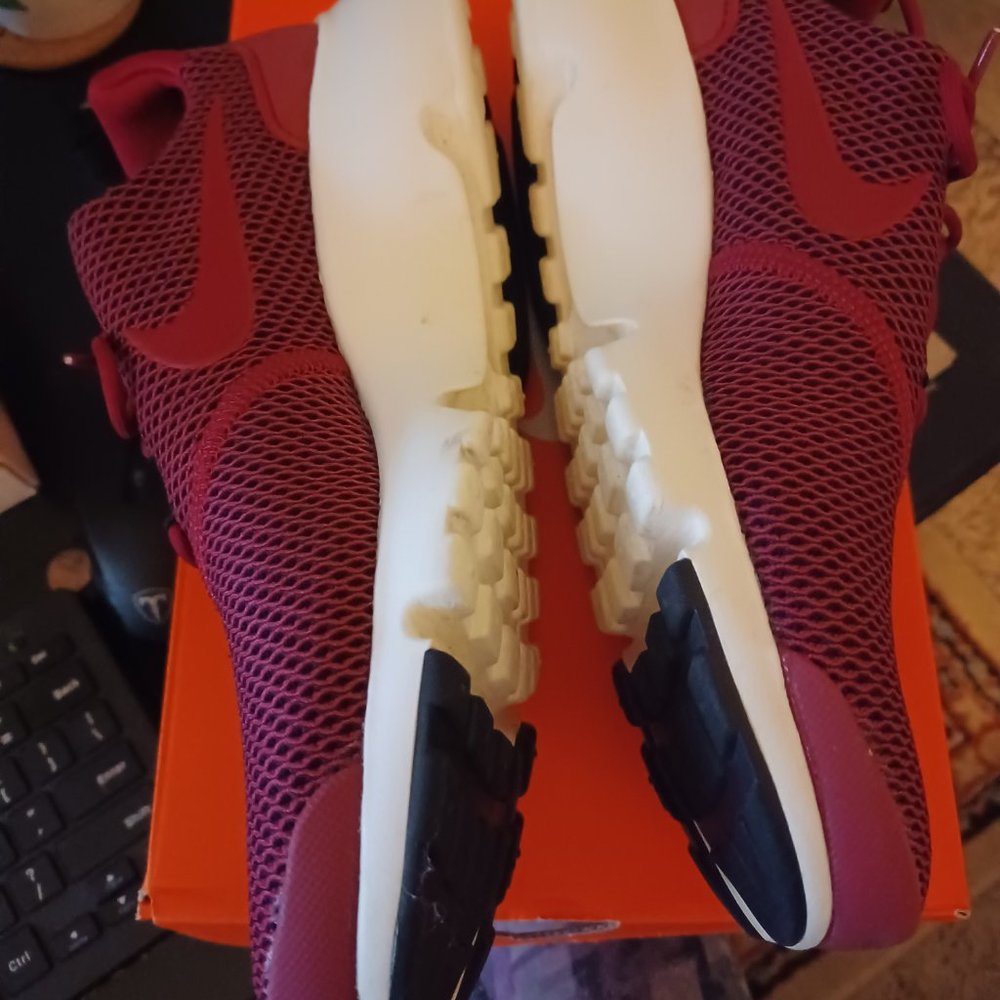 Nike Women's Presto Fly SE, SZ 8, Maroon - Picture 2 of 5